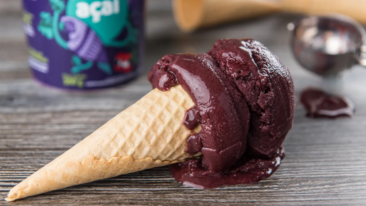 Açaí sorbet u kornetu